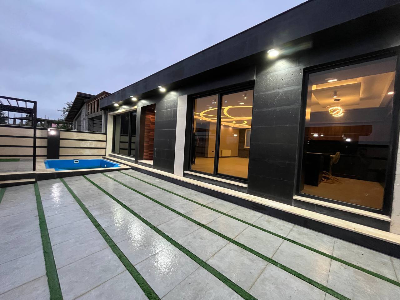 یک ویلای نوساز در مرکز شهر خشکبیجار