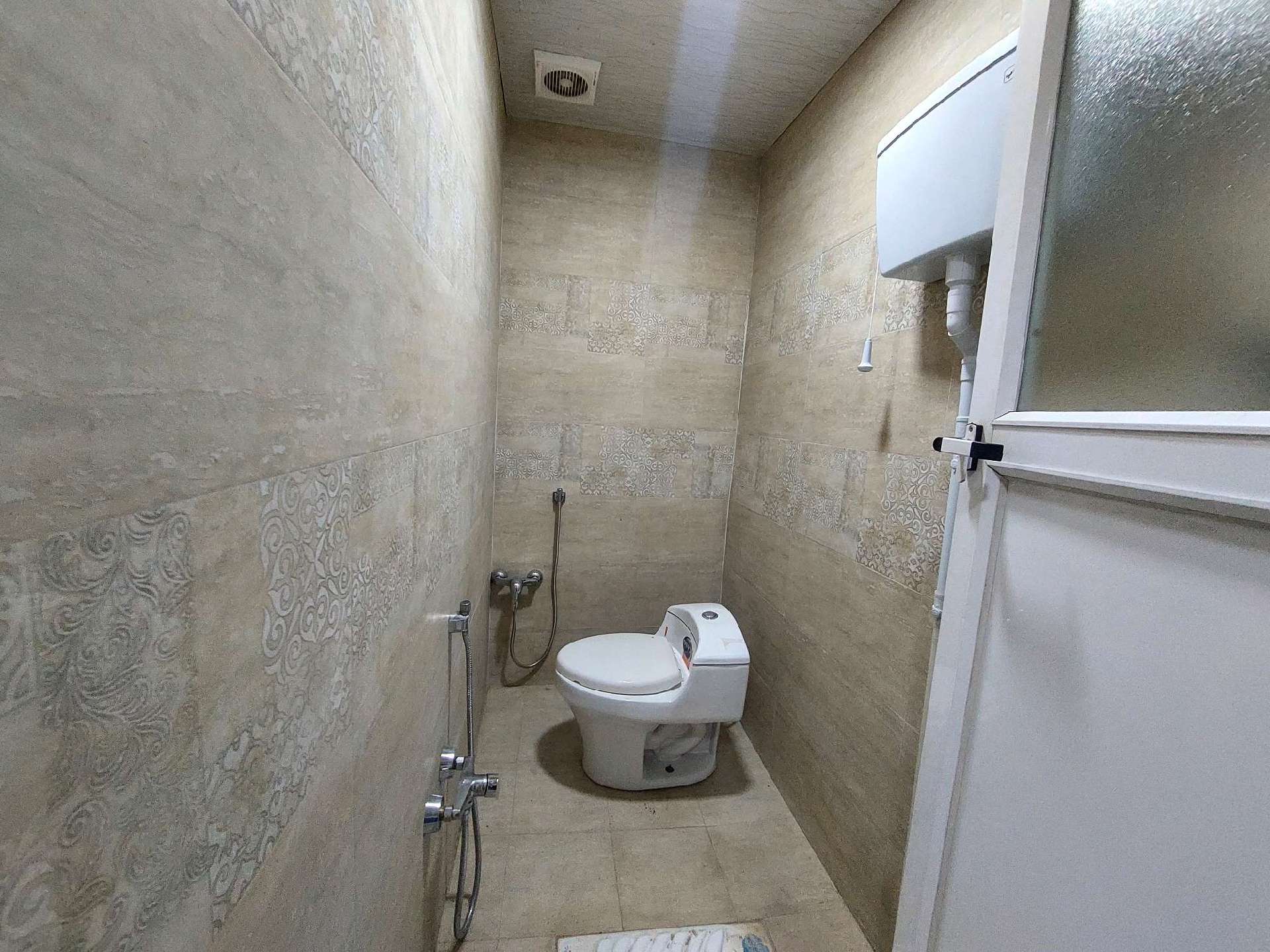 تصویر یه ویلای فلت در موقعیت روستایی با محوطه بزرگ