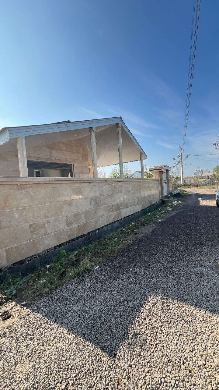 تصویر یک ویلای نما مدرن و محوطه سازی شده با موزاییک و چمن مصنوعی