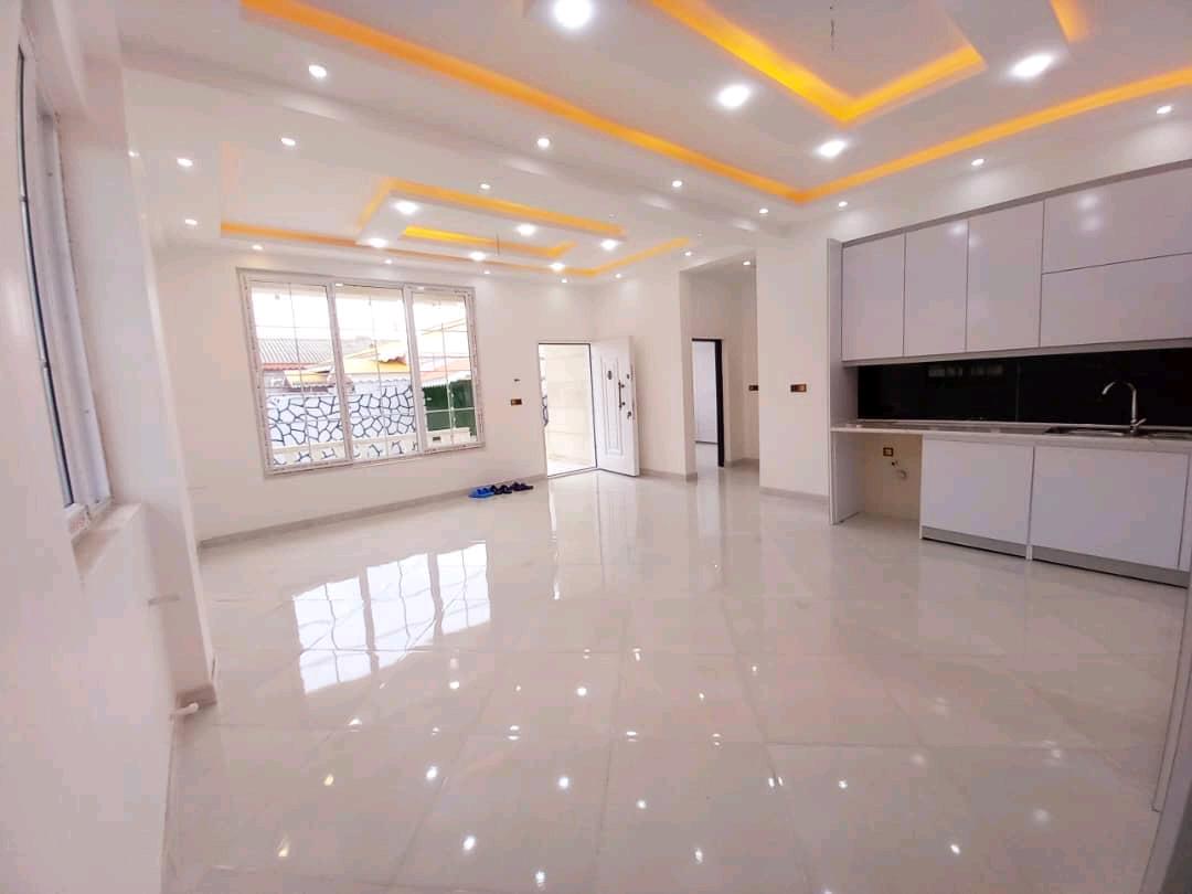 تصویر یک ویلای فلت روستایی که محوطه سازی شده و از چمن مصنوعی استفاده شده