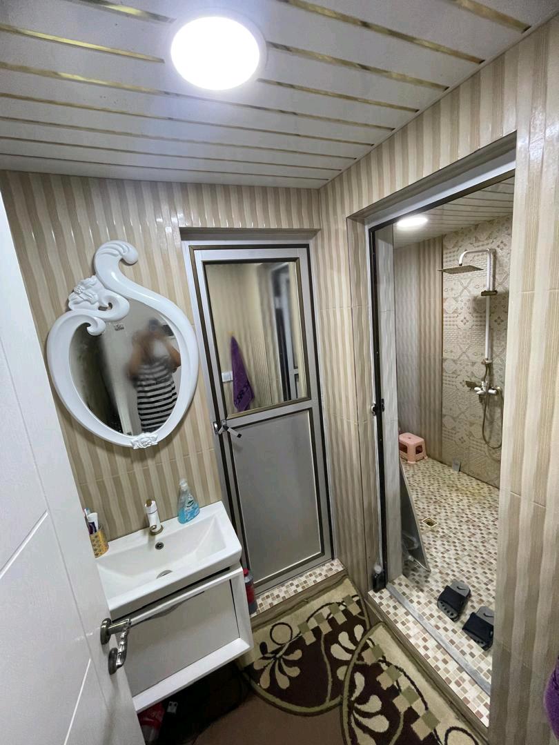 تصویر یه ویلای فلت در موقعیت شهری با محوطه بزرگ