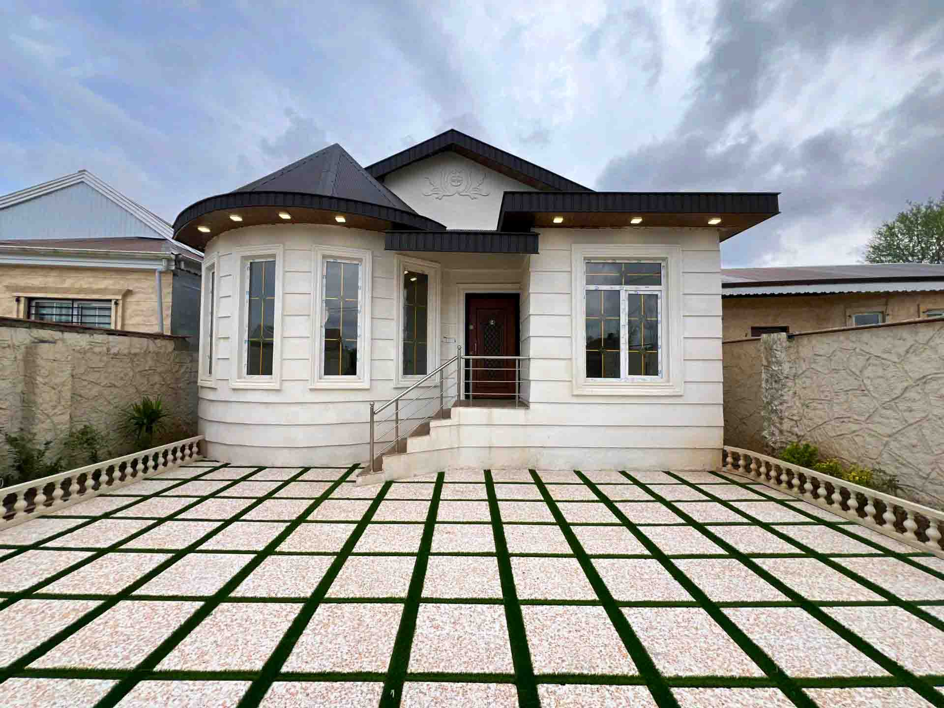 تصویر یه ویلای فلت در موقعیت شهری با محوطه بزرگ