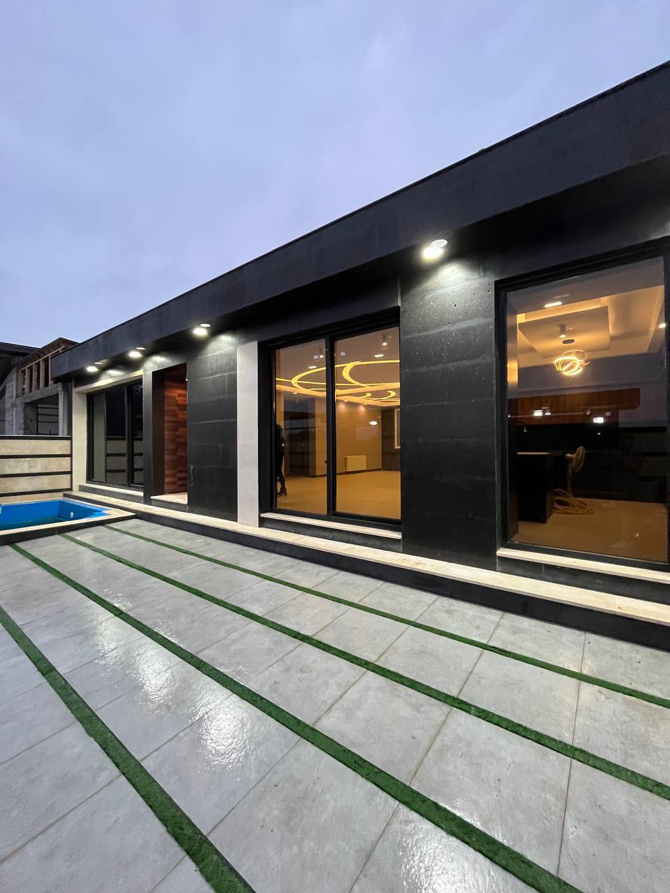 یک ویلای نوساز در مرکز شهر خشکبیجار