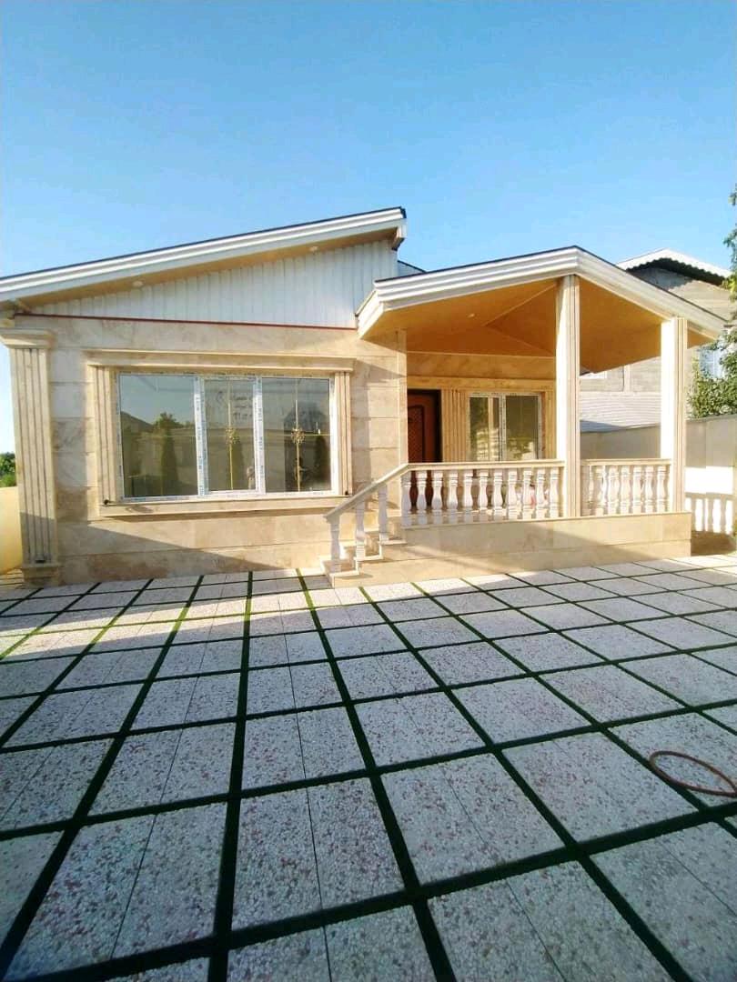 تصویر یک ویلای فلت روستایی که محوطه سازی شده و از چمن مصنوعی استفاده شده