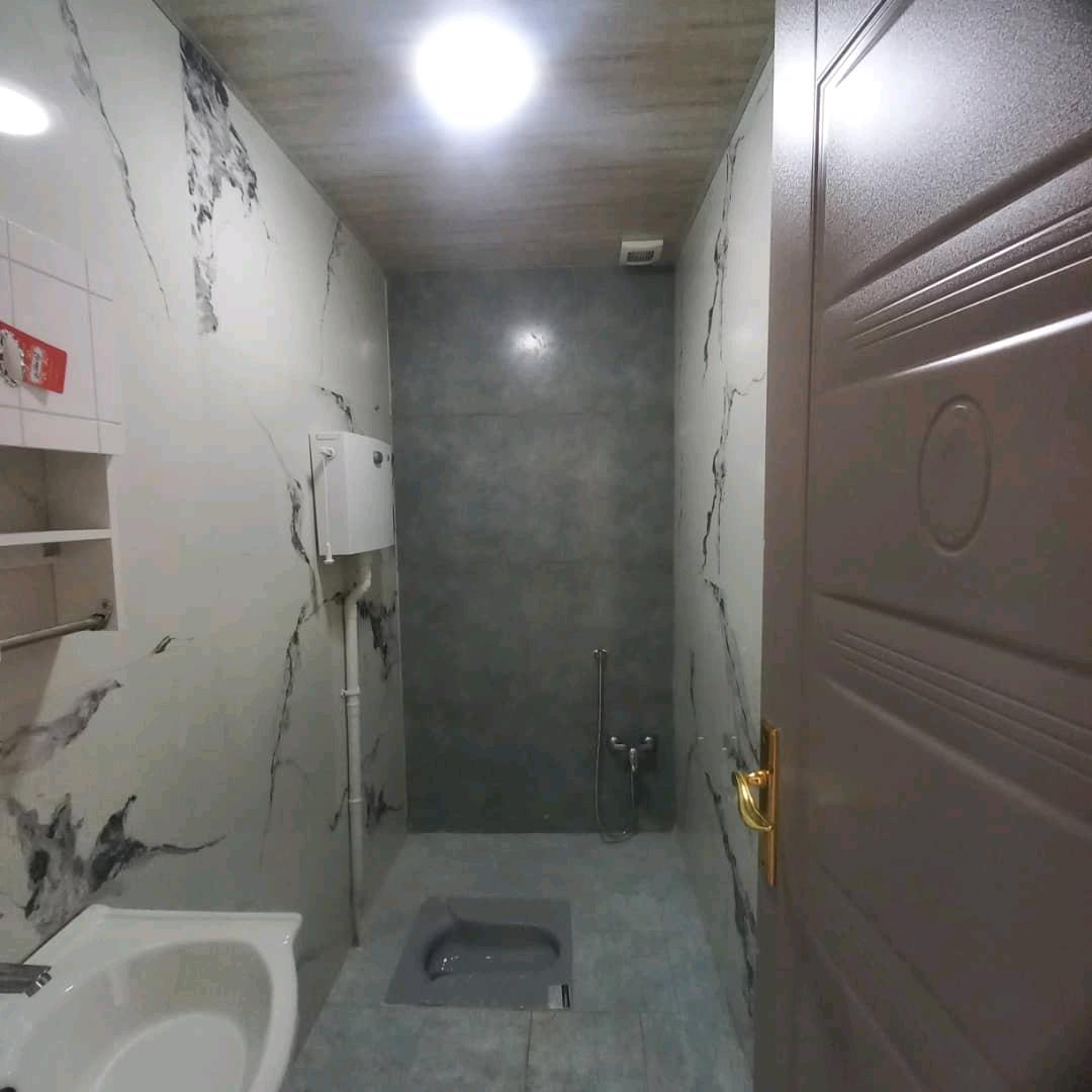 تصویر یک ویلای فلت روستایی که محوطه سازی شده و از چمن مصنوعی استفاده شده