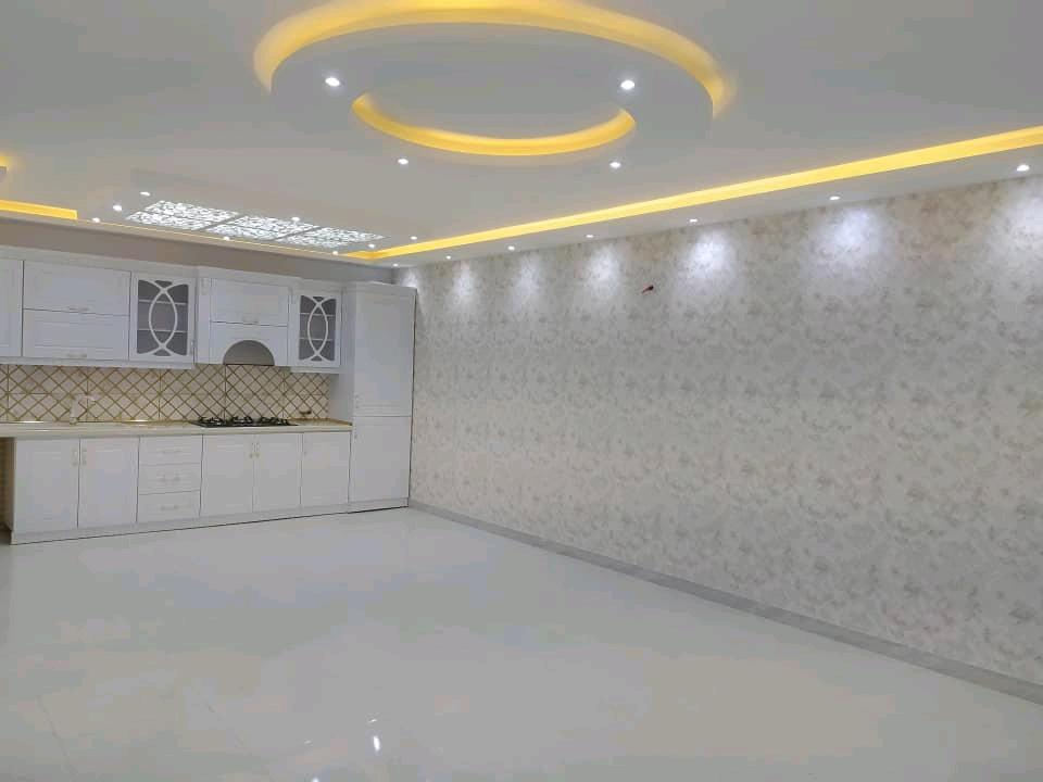 تصویر یک ویلای فلت روستایی که محوطه سازی شده و از چمن مصنوعی استفاده شده