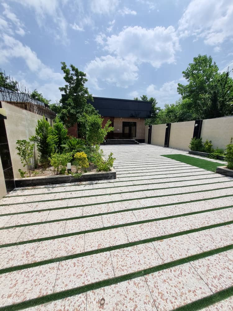 تصویر یه ویلای فلت در موقعیت روستایی با محوطه بزرگ