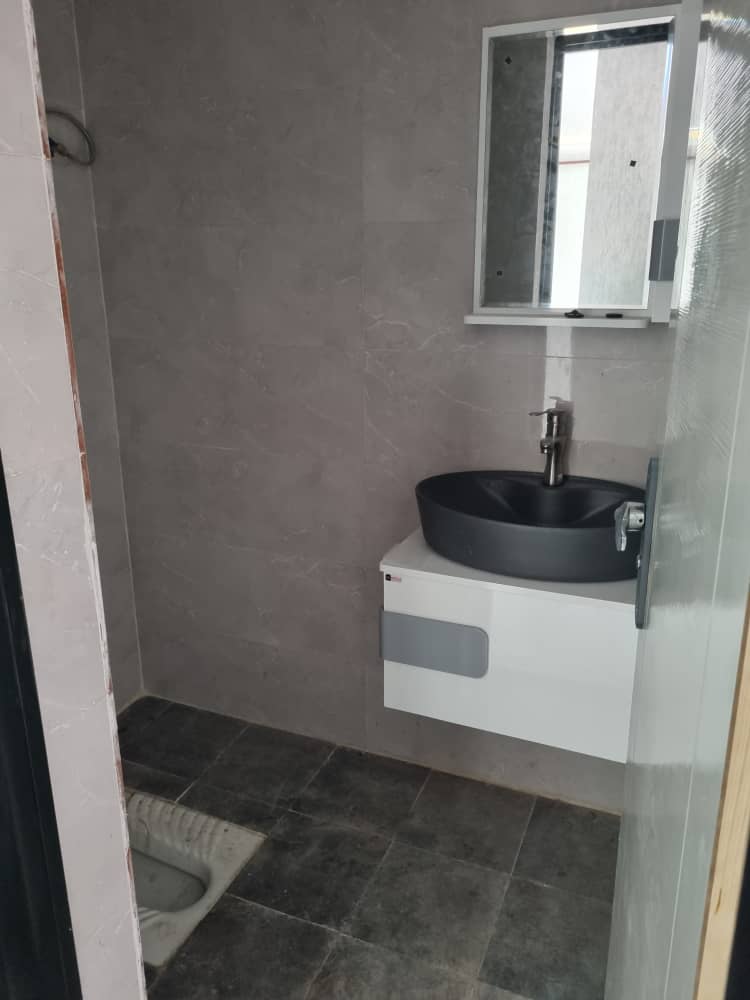 تصویر یه ویلای فلت در موقعیت روستایی با محوطه بزرگ