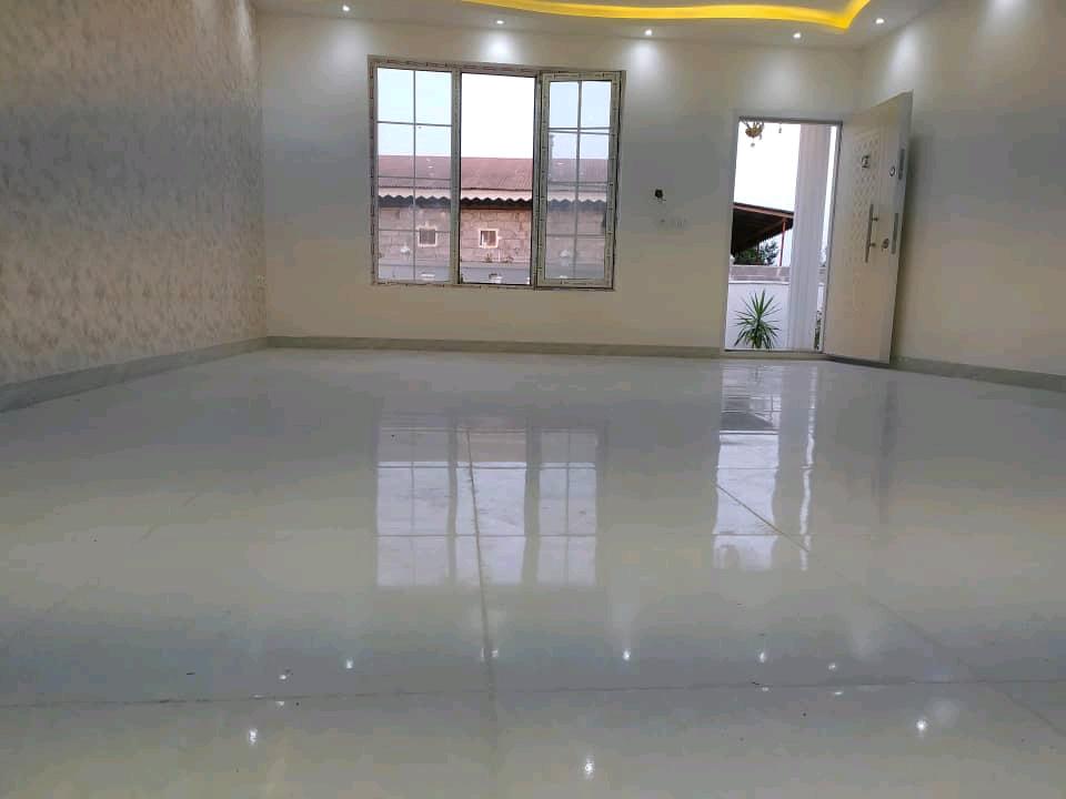 تصویر یک ویلای فلت روستایی که محوطه سازی شده و از چمن مصنوعی استفاده شده