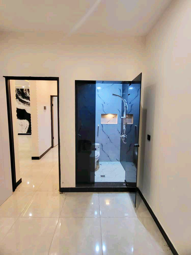 تصویر یک ویلای نما مدرن و محوطه سازی شده با موزاییک و چمن مصنوعی