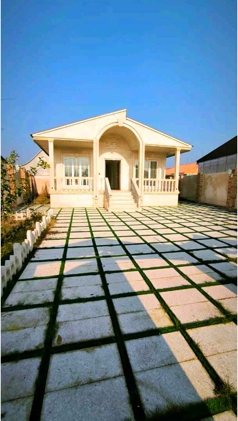 تصویر یه ویلای فلت در موقعیت روستایی با محوطه بزرگ