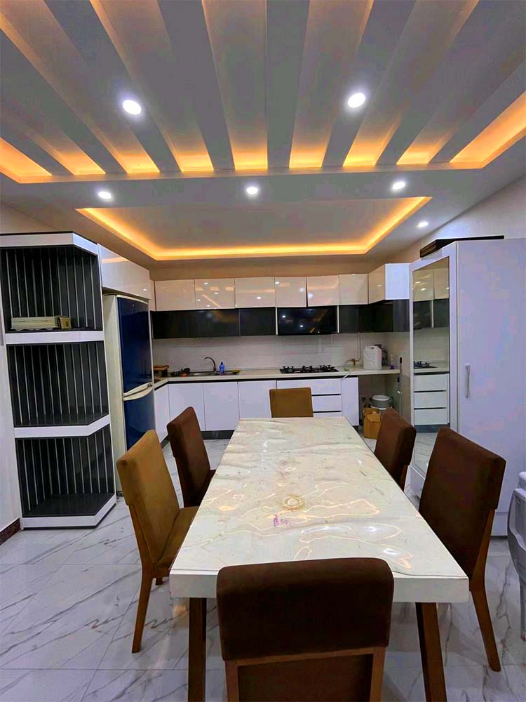 تصویر یک ویلای فلت روستایی که محوطه سازی شده و از چمن مصنوعی استفاده شده