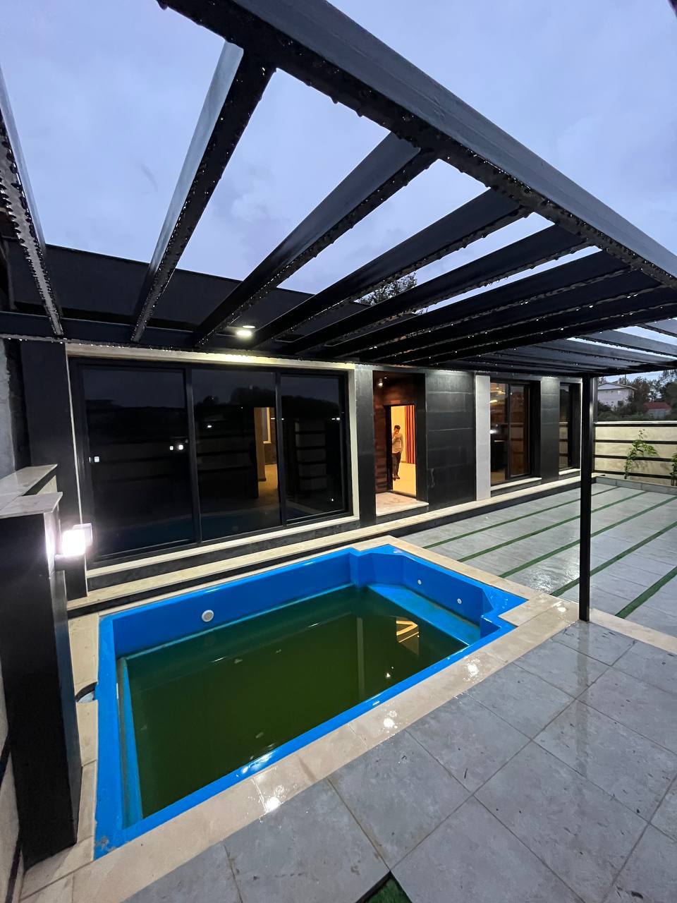 یک ویلای نوساز در مرکز شهر خشکبیجار