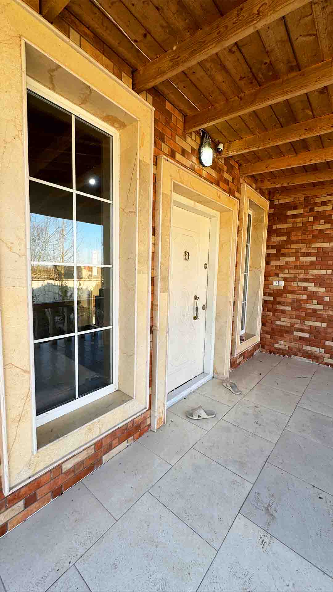 تصویر یک ویلای فلت روستایی که محوطه سازی شده و از چمن مصنوعی استفاده شده