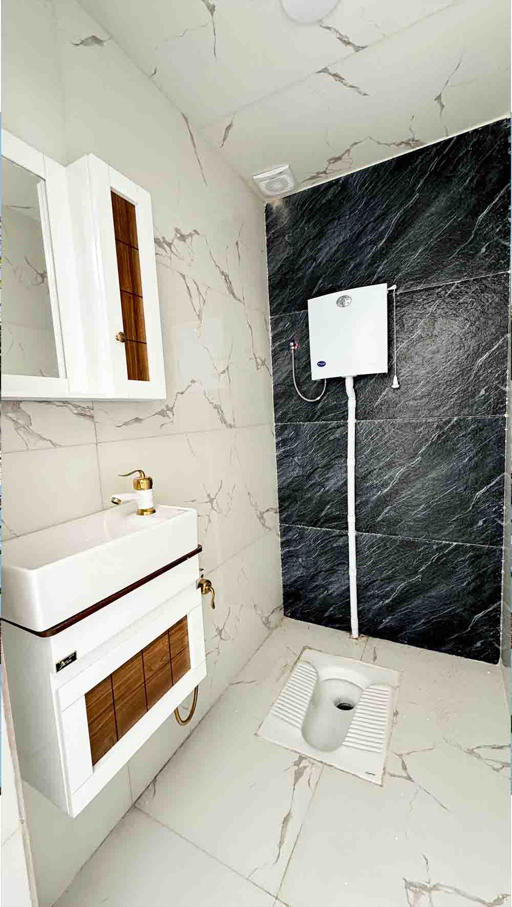 یه ویلای نوساز نما مدرن با محوطه سازی موزاییک و چمن مصنوعی