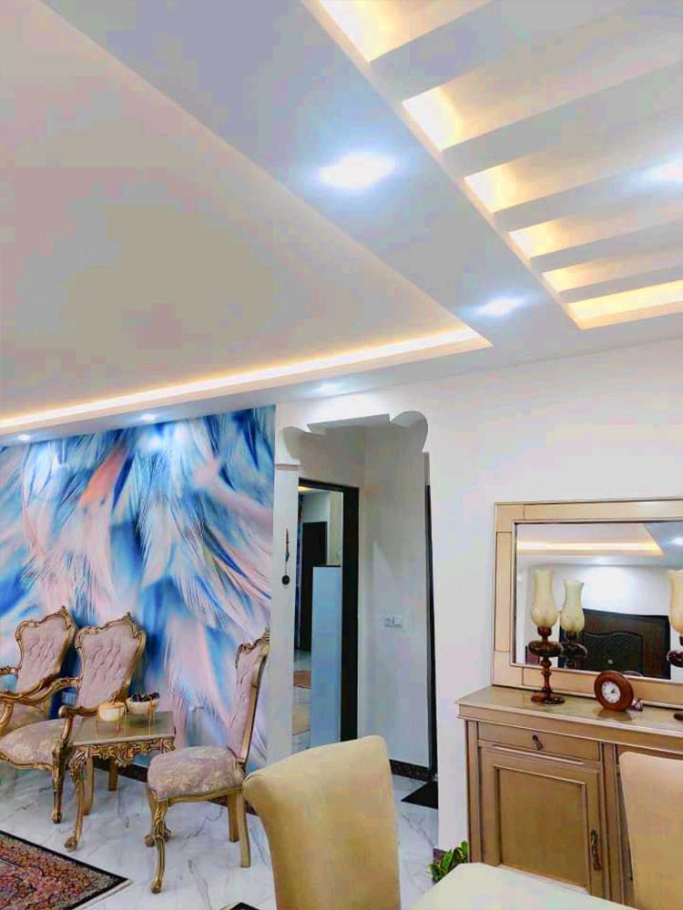 تصویر یک ویلای فلت روستایی که محوطه سازی شده و از چمن مصنوعی استفاده شده