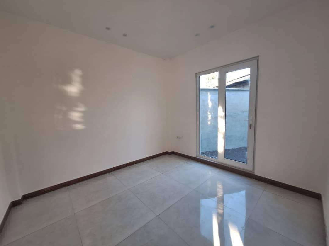 تصویر یک ویلای نما مدرن و محوطه سازی شده با موزاییک و چمن مصنوعی