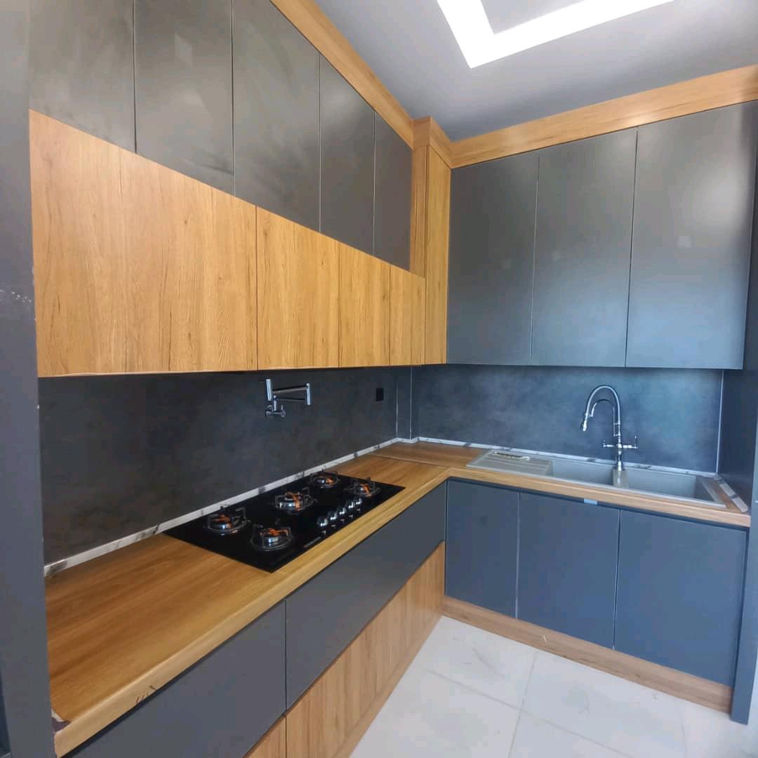 تصویر یک ویلای فلت روستایی که محوطه سازی شده و از چمن مصنوعی استفاده شده