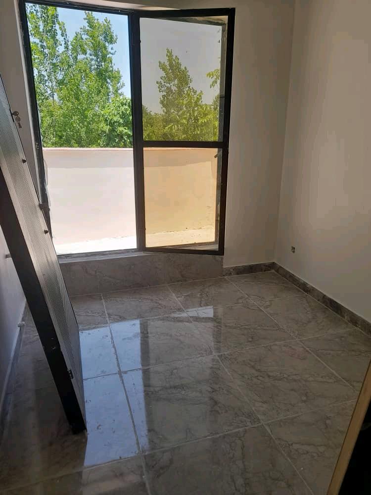 تصویر یک ویلای نما مدرن و محوطه سازی شده با موزاییک و چمن مصنوعی