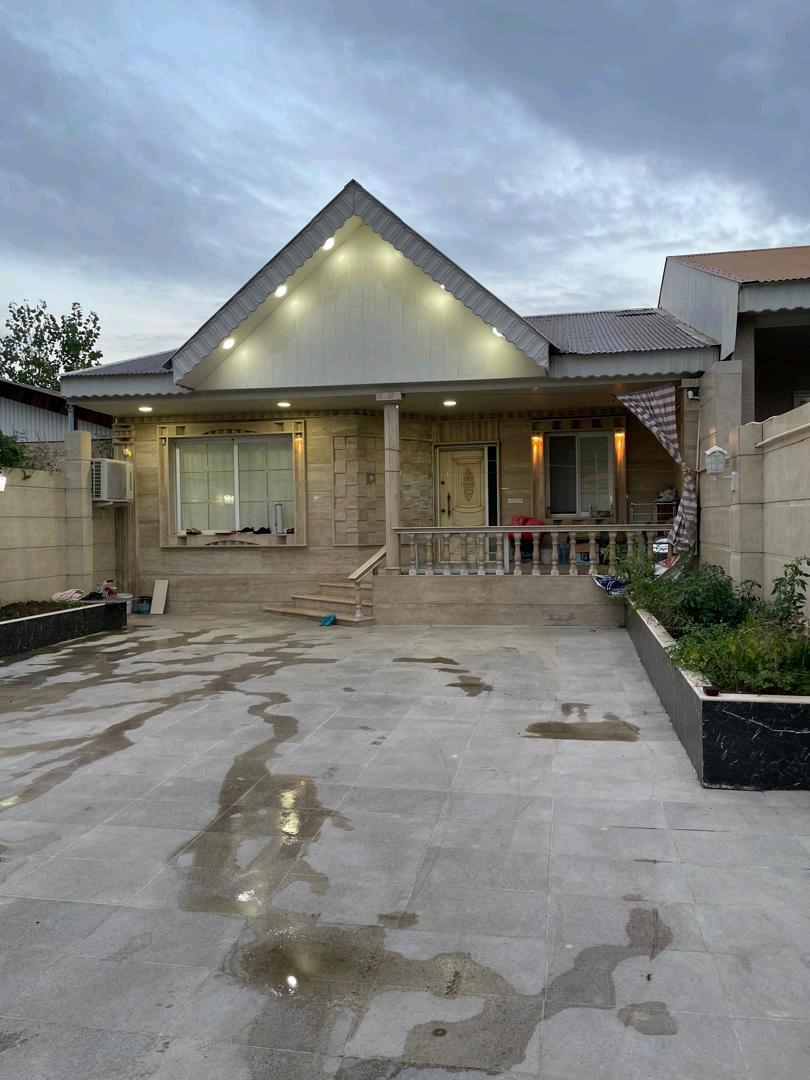 تصویر یه ویلای فلت در موقعیت شهری با محوطه بزرگ