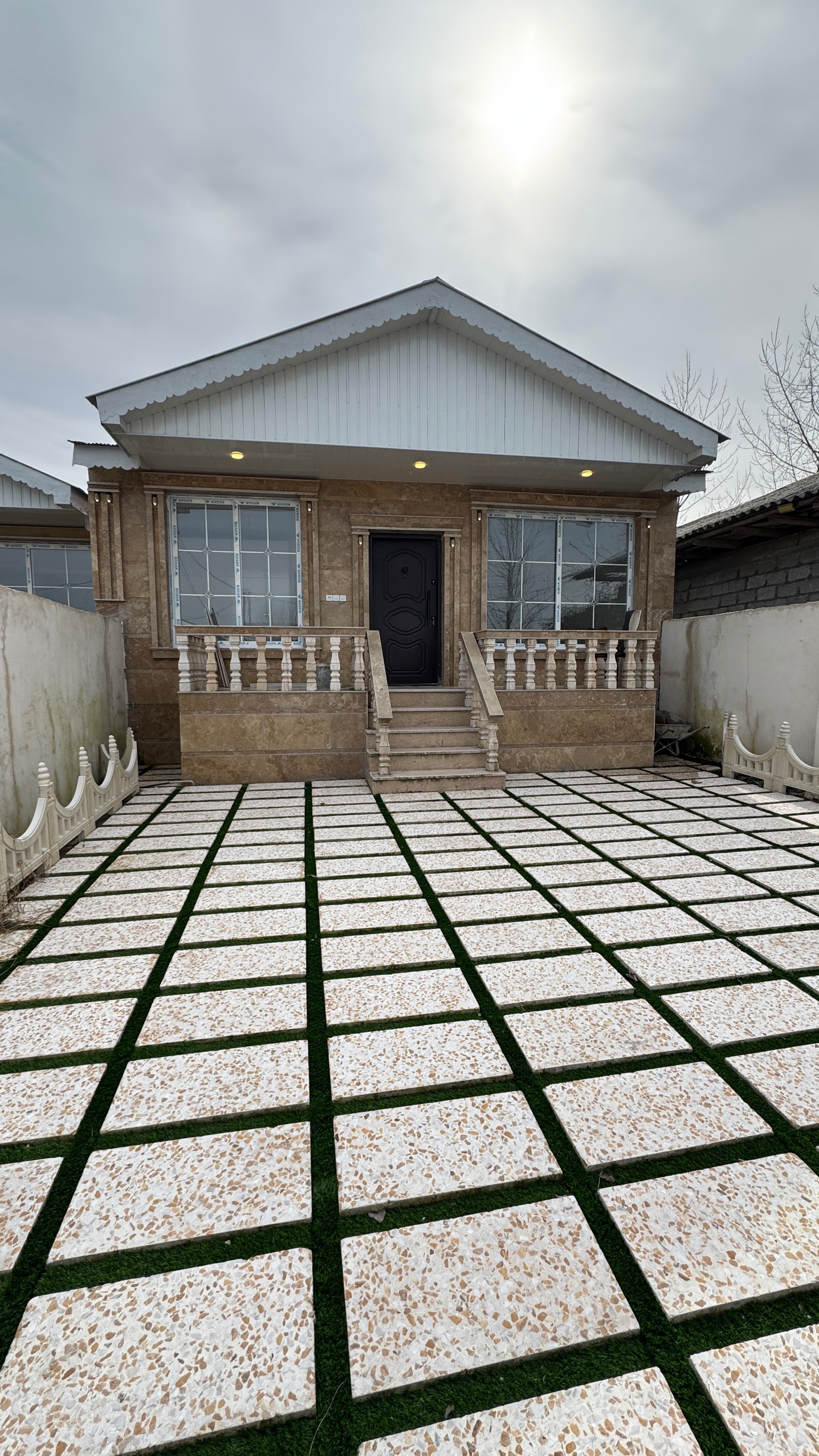 تصویر یه ویلای فلت در موقعیت روستایی با محوطه بزرگ