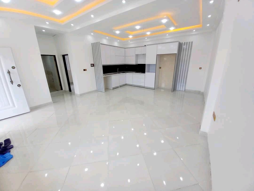 تصویر یک ویلای فلت روستایی که محوطه سازی شده و از چمن مصنوعی استفاده شده