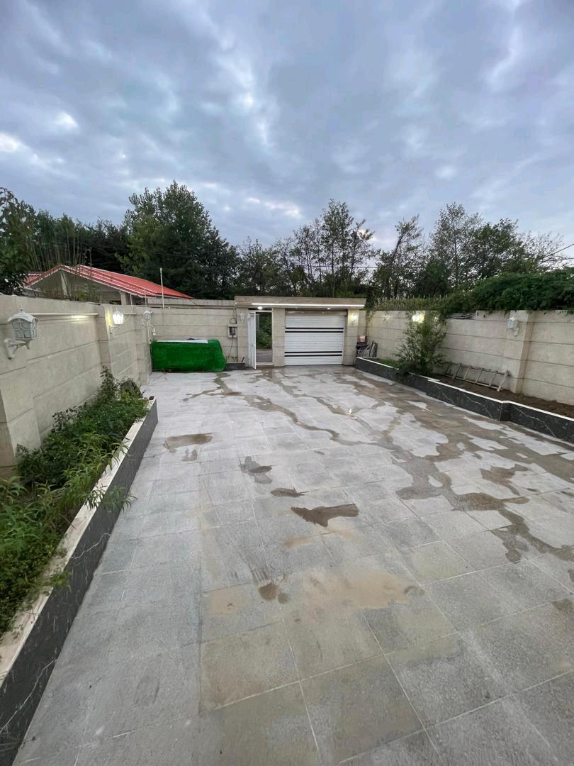 تصویر یه ویلای فلت در موقعیت شهری با محوطه بزرگ