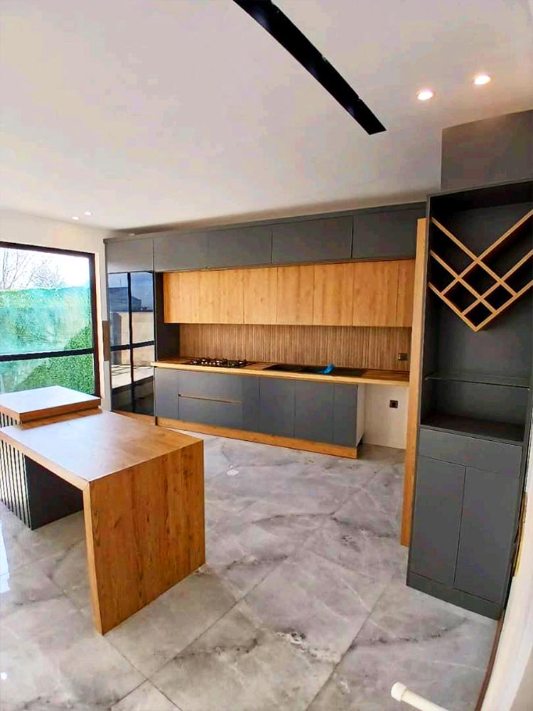 تصویر یک ویلای نما مدرن و محوطه سازی شده با موزاییک و چمن مصنوعی