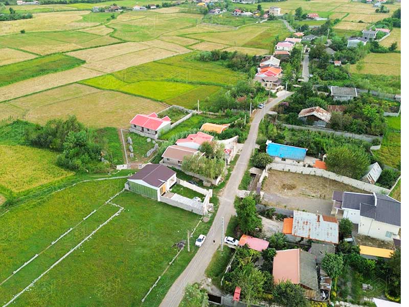 تصویر یک ویلای نما مدرن و محوطه سازی شده با موزاییک و چمن مصنوعی