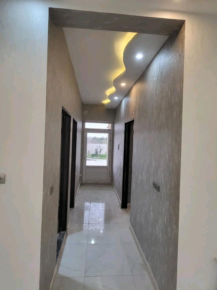 تصویر یک ویلای نما مدرن و محوطه سازی شده با موزاییک و چمن مصنوعی