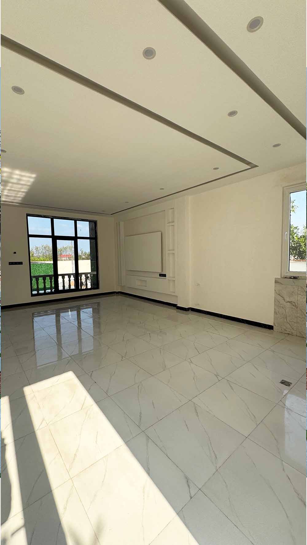 یه ویلای نوساز نما مدرن با محوطه سازی موزاییک و چمن مصنوعی