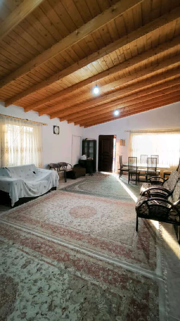 تصویر یه ویلای فلت در موقعیت روستایی با محوطه بزرگ