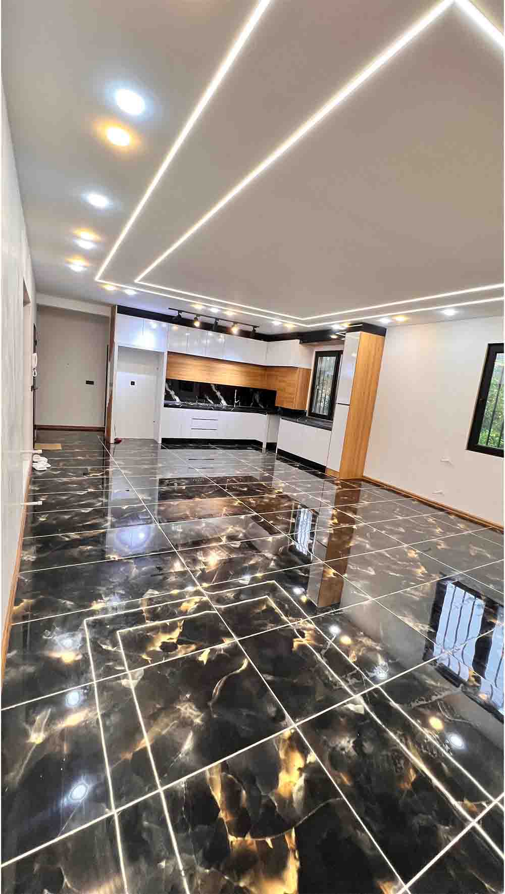 تصویر یک ویلای نما مدرن و محوطه سازی شده با موزاییک و چمن مصنوعی