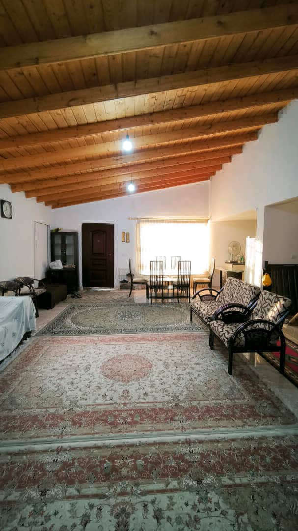 تصویر یه ویلای فلت در موقعیت روستایی با محوطه بزرگ