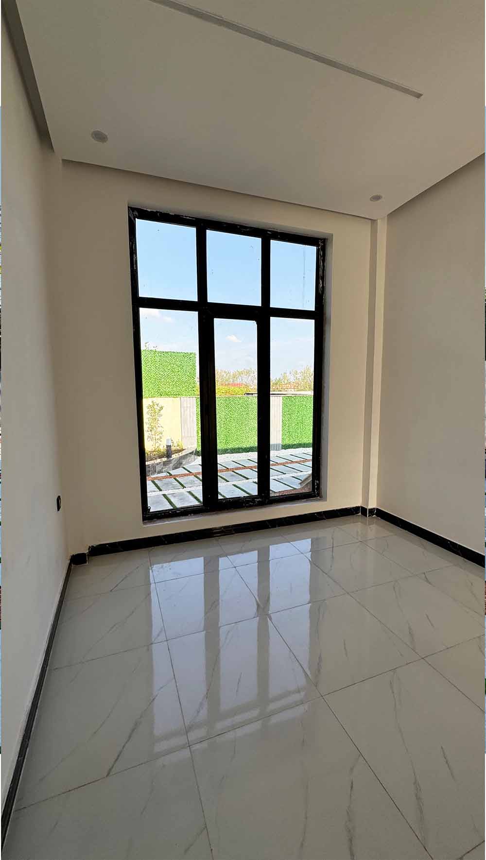 یه ویلای نوساز نما مدرن با محوطه سازی موزاییک و چمن مصنوعی