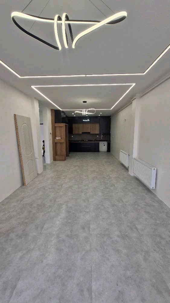 تصویر یک ویلای نما مدرن و محوطه سازی شده با موزاییک و چمن مصنوعی