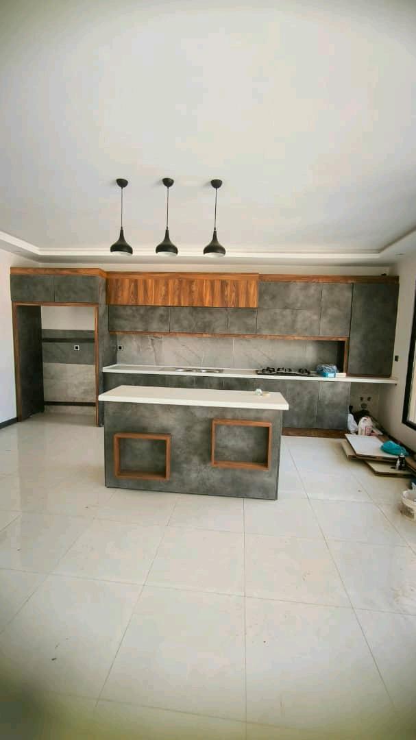 تصویر یه ویلای فلت در موقعیت شهری با محوطه بزرگ