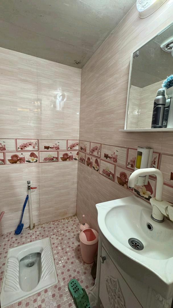 یک ویلای نما سنگ با حیاط بزرگ