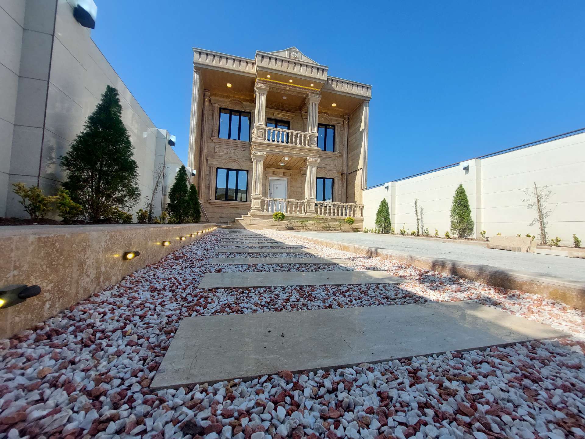 تصویر یک ویلا دوبلکس نوساز