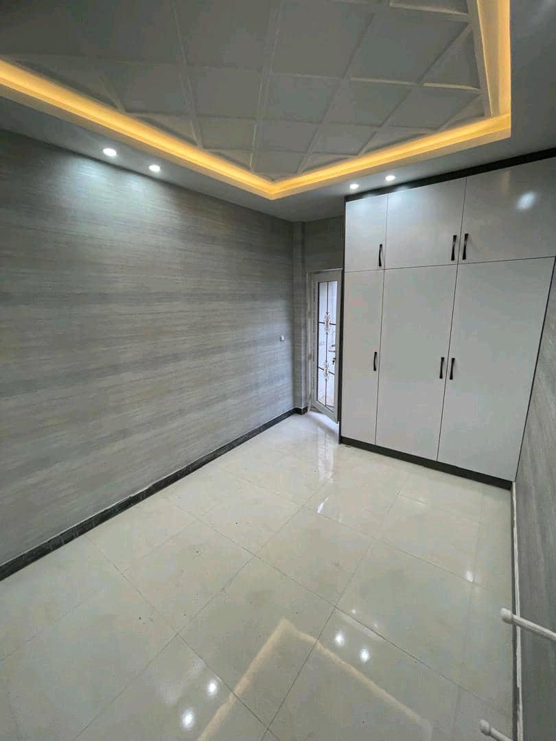 تصویر یه ویلای فلت در موقعیت شهری با محوطه بزرگ