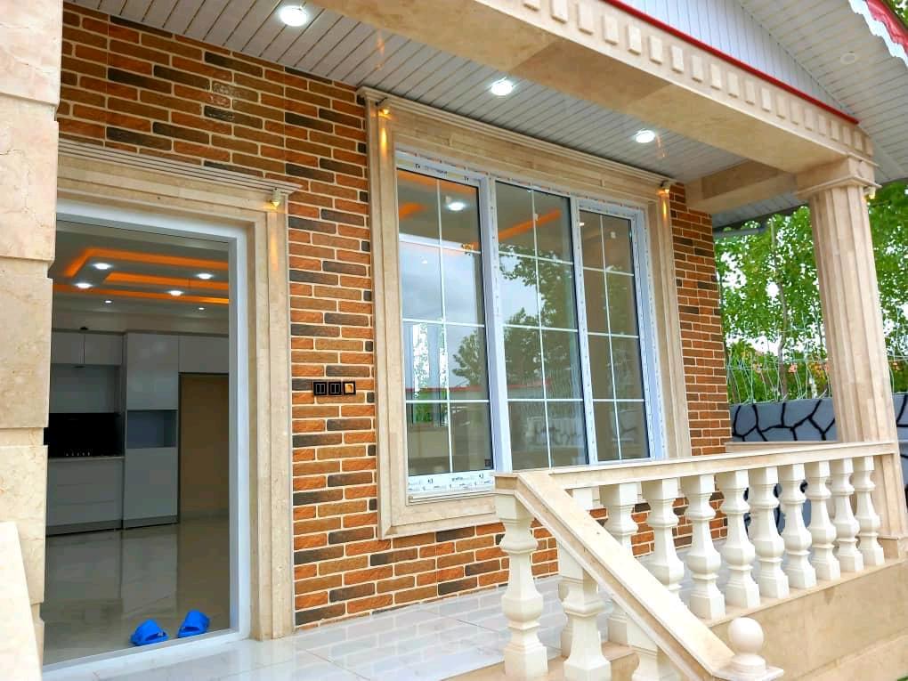 تصویر یک ویلای فلت روستایی که محوطه سازی شده و از چمن مصنوعی استفاده شده