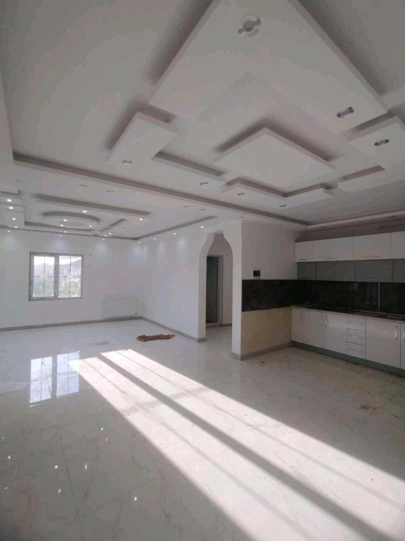 تصویر یک ویلای فلت روستایی که محوطه سازی شده و از چمن مصنوعی استفاده شده