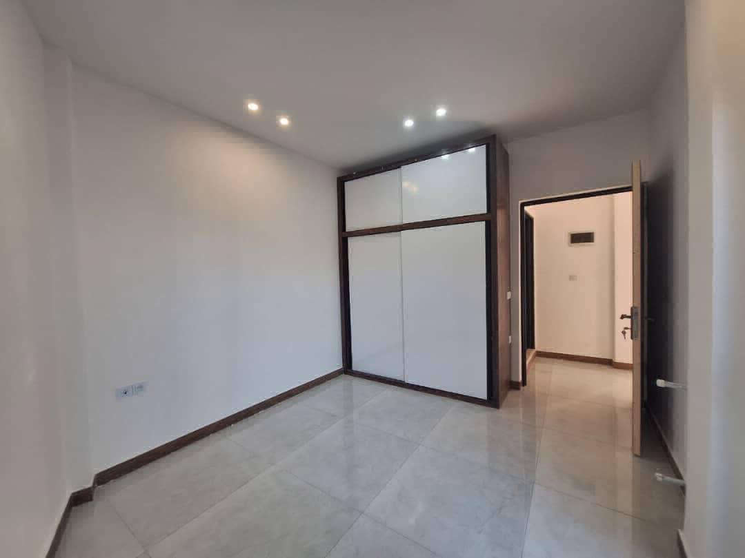 تصویر یک ویلای نما مدرن و محوطه سازی شده با موزاییک و چمن مصنوعی