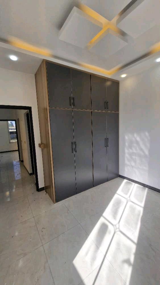 تصویر یه ویلای فلت در موقعیت شهری با محوطه بزرگ