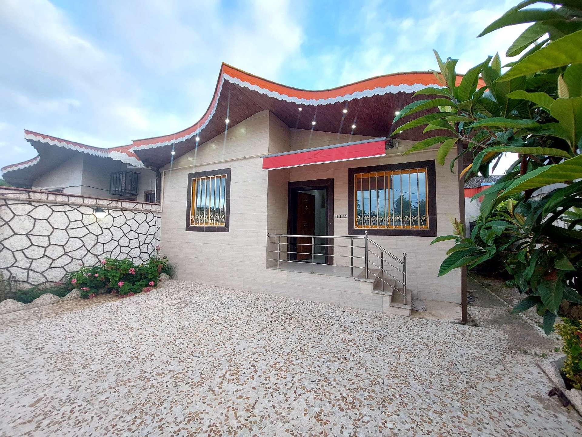 تصویر یه ویلای فلت در موقعیت روستایی با محوطه بزرگ