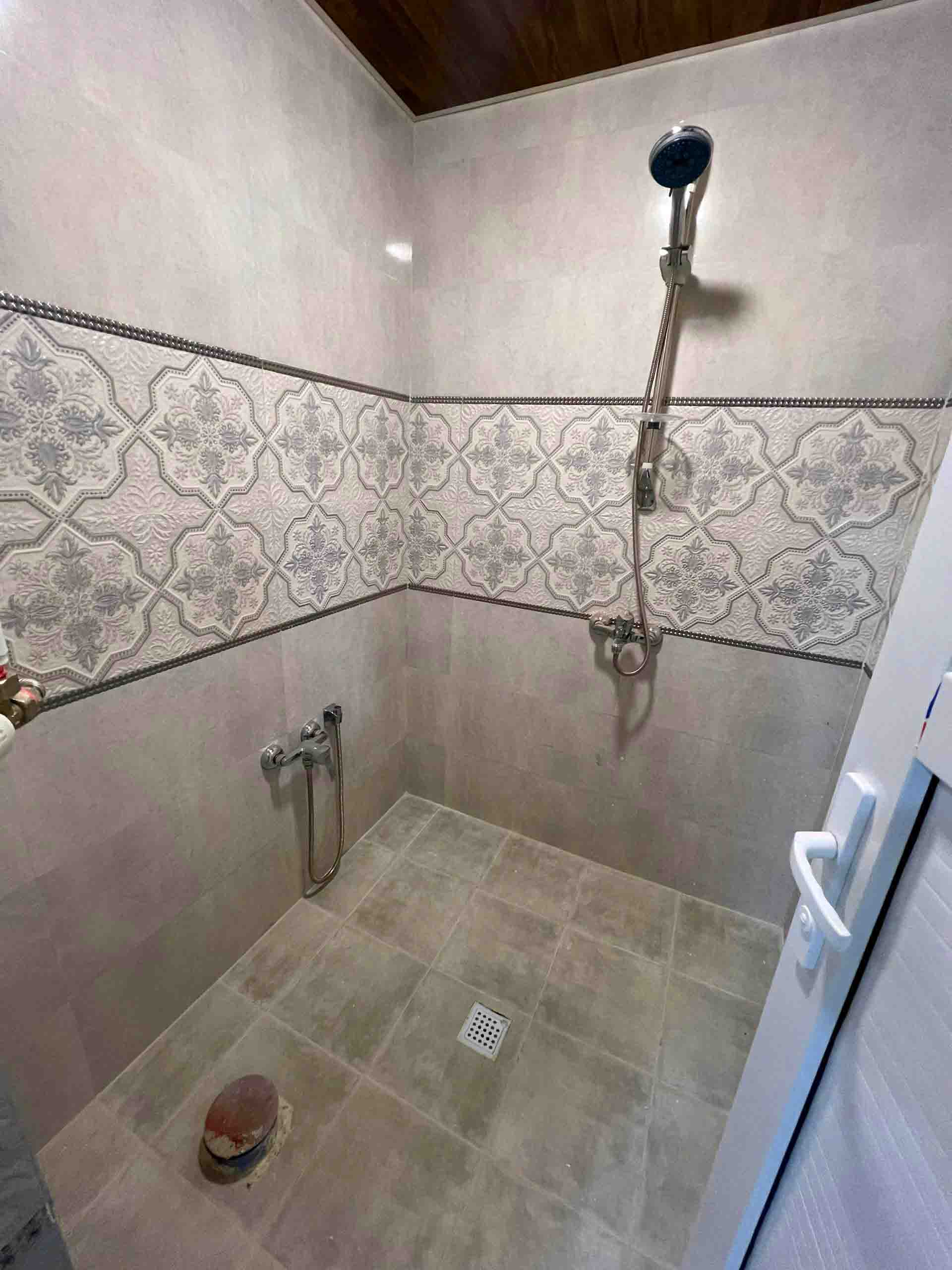 تصویر یه ویلای فلت در موقعیت شهری با محوطه بزرگ