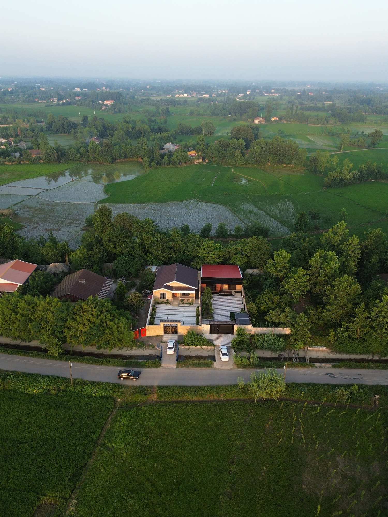 تصویر یه ویلای فلت در موقعیت روستایی با محوطه بزرگ