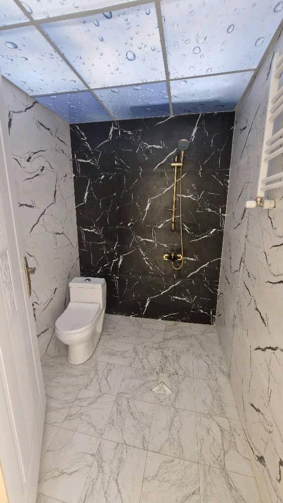 تصویر یه ویلای فلت در موقعیت شهری با محوطه بزرگ