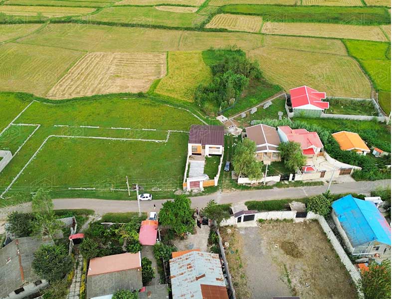 تصویر یک ویلای نما مدرن و محوطه سازی شده با موزاییک و چمن مصنوعی