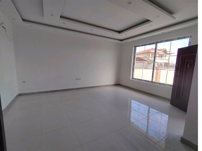 تصویر یک ویلای فلت روستایی که محوطه سازی شده و از چمن مصنوعی استفاده شده